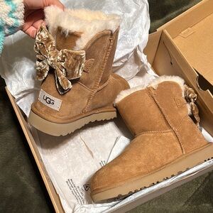 UGG Chestnut Boots with Velvet Bow mini Bailey